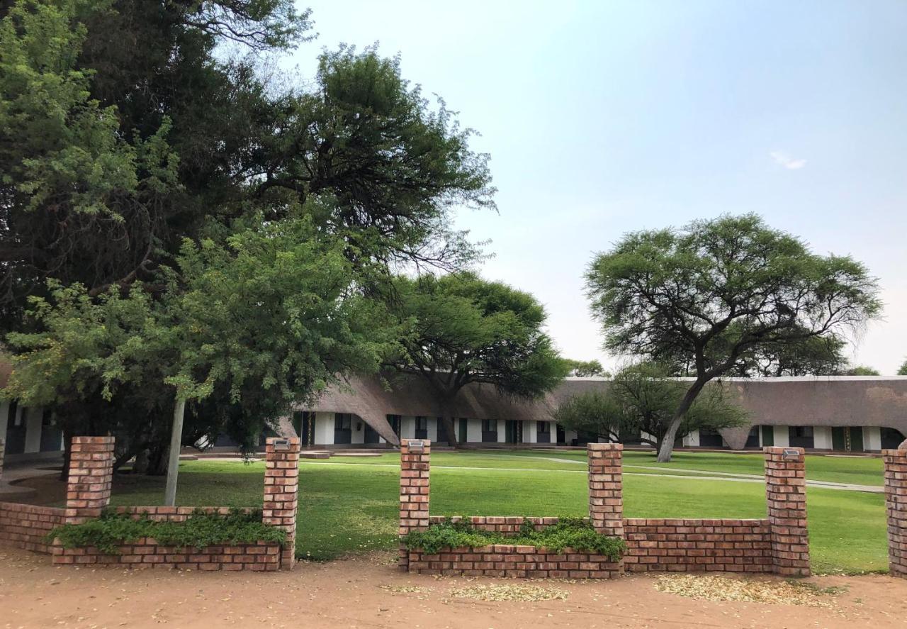 Okahandja Country Hotel Bagian luar foto
