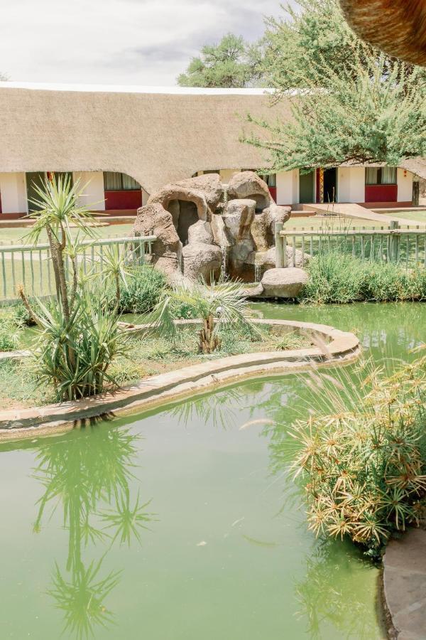 Okahandja Country Hotel Bagian luar foto